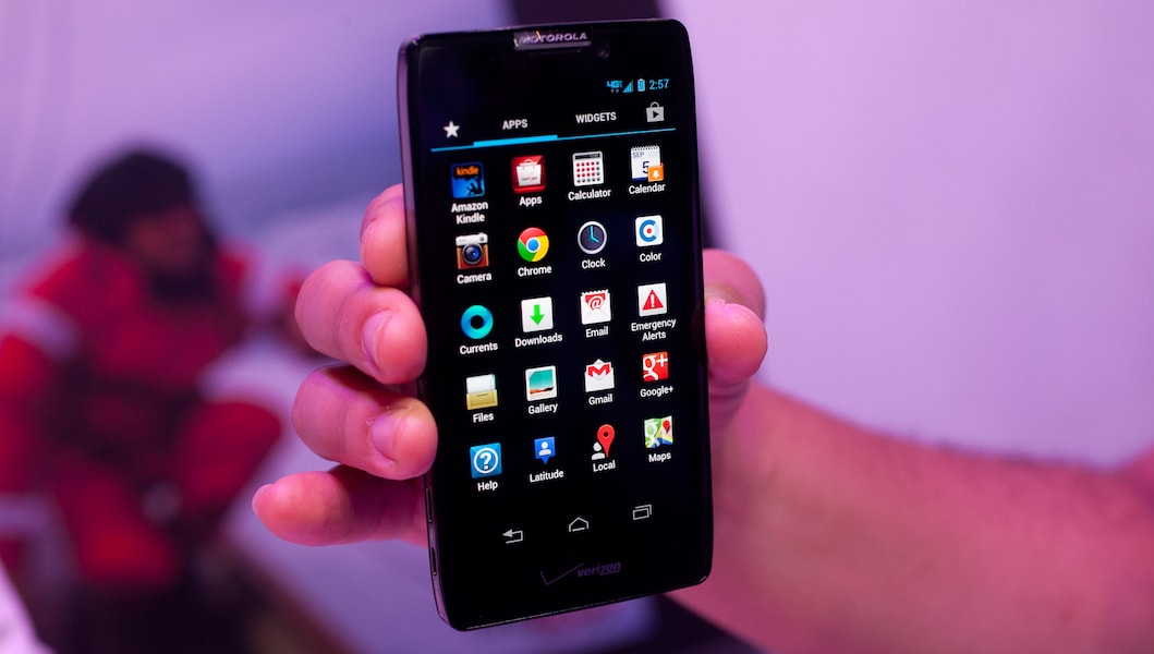 Motorola RAZR MAXX Launched with 3300 mAh and 8 MP Camera - techinfoBiT-Top tech review blog